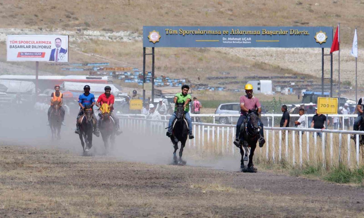 Erzurum’da düzenlenen Geleneksel Rahvan At Yarışları’na Türkiye’nin dört bir yanından