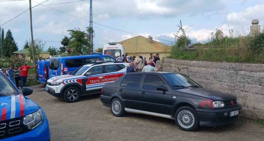 Trabzon’un Vakfıkebir ilçesinde bir şahıs eşini önce bıçakla yaraladı, sonrasında