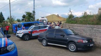 Trabzon’un Vakfıkebir ilçesinde bir şahıs eşini önce bıçakla yaraladı, sonrasında