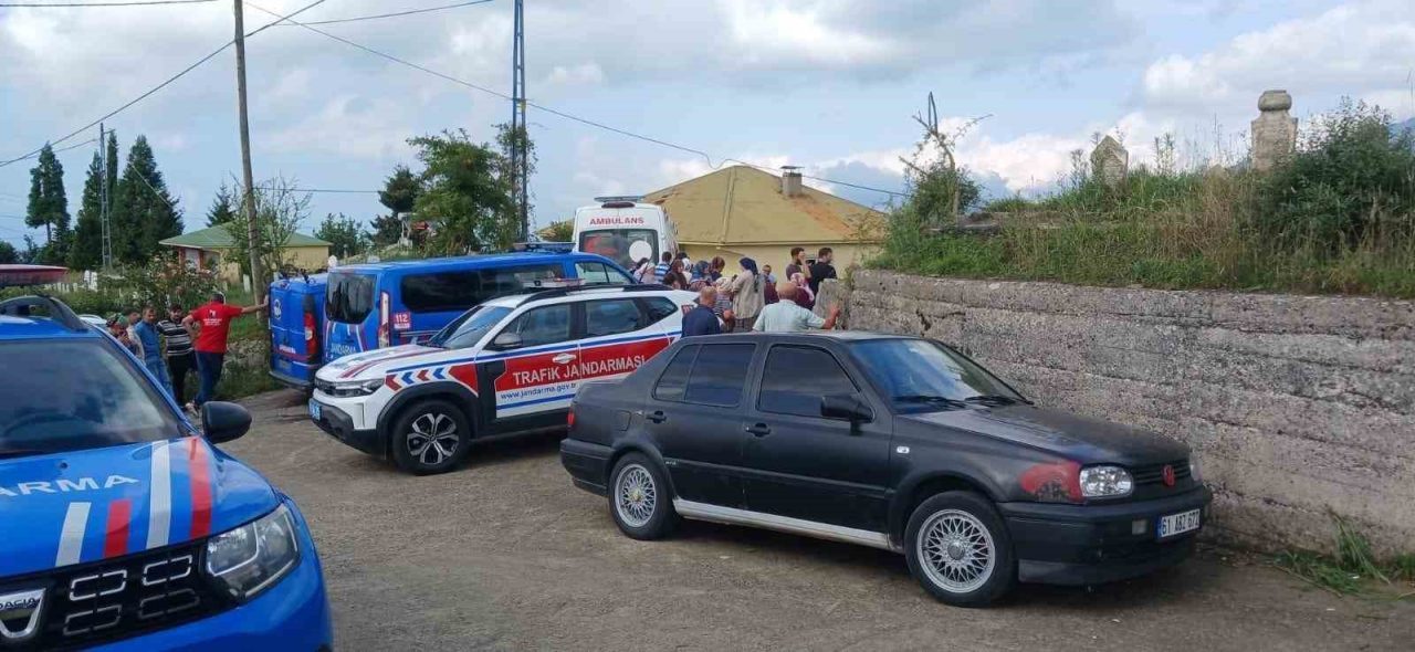 Trabzon’un Vakfıkebir ilçesinde bir şahıs eşini önce bıçakla yaraladı, sonrasında