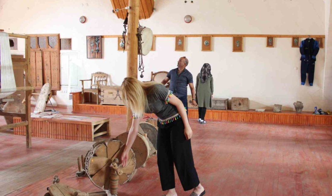 Erzincan’ın turizmde öncü ilçelerinden Kemaliye’deki Etnografya Müzesi, ziyaretlerini geçmişe götürüyor.