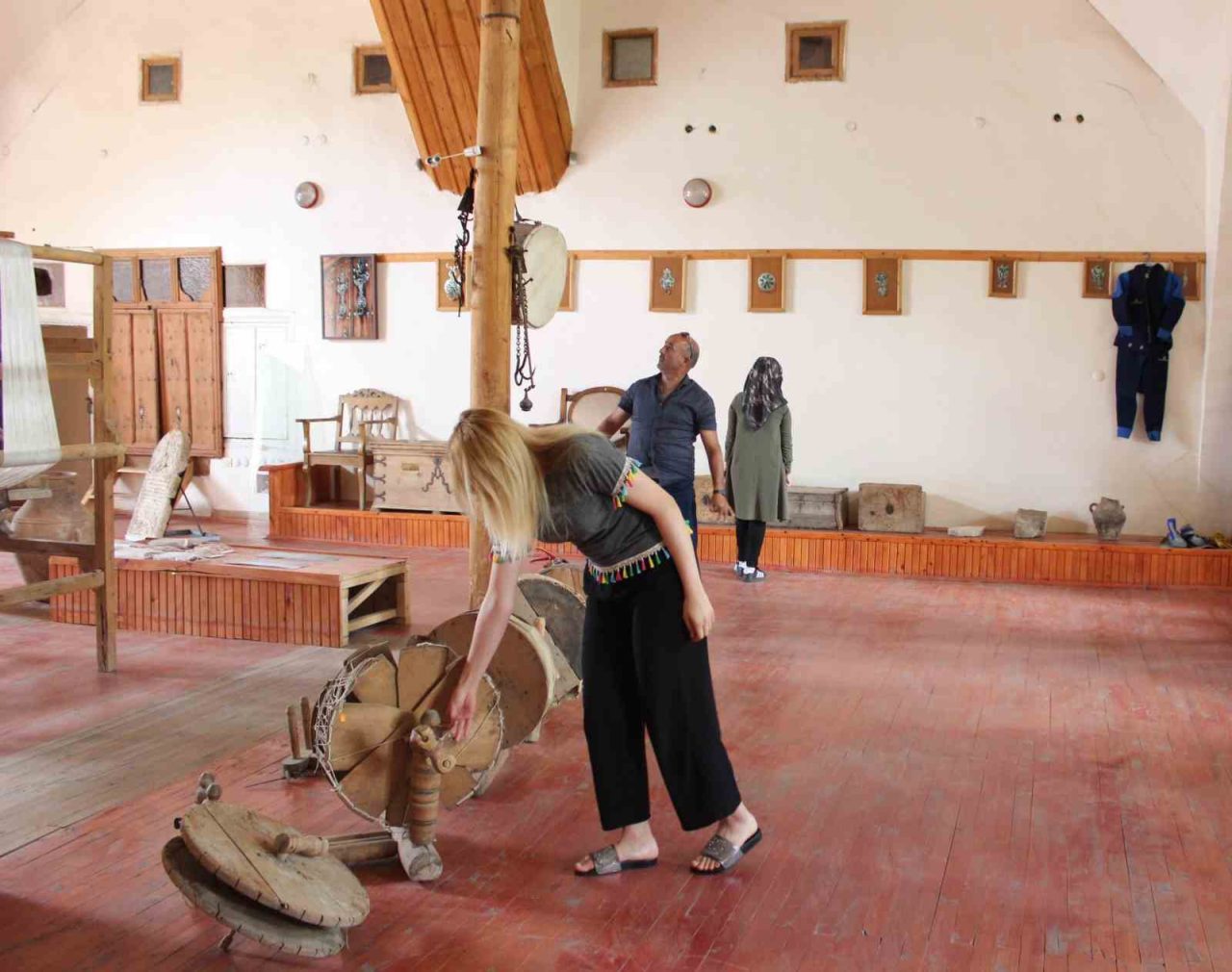 Erzincan’ın turizmde öncü ilçelerinden Kemaliye’deki Etnografya Müzesi, ziyaretlerini geçmişe götürüyor.