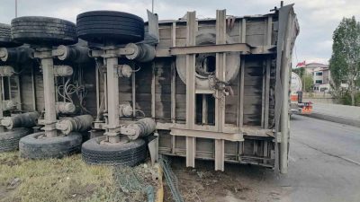 Erzurum’un Aşkale ilçesinde freni boşalan tır dehşet saçtı. Araç içerisinde