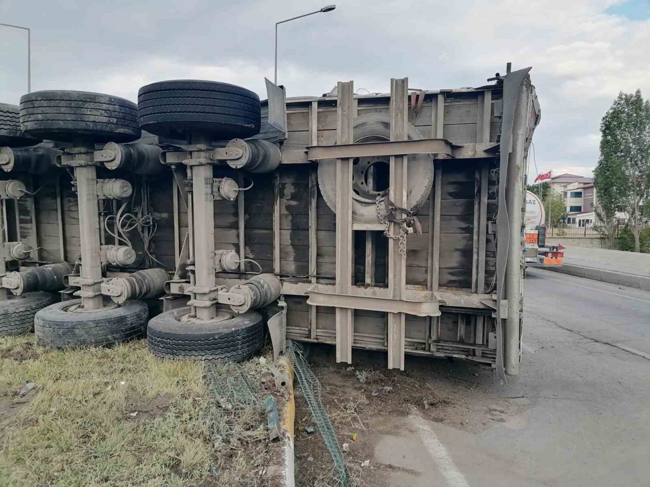 Erzurum’un Aşkale ilçesinde freni boşalan tır dehşet saçtı. Araç içerisinde
