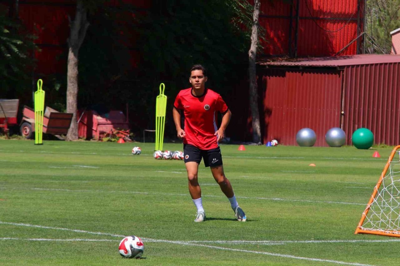 Gençlerbirliği’nin başarılı futbolcuları Zan Zuzek ve Göktan Gürpüz, Fenerbahçe maçının
