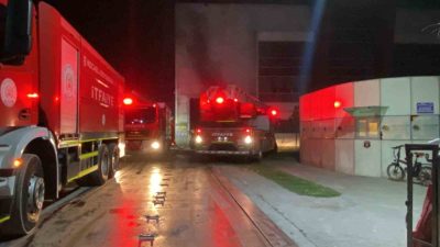 Kocaeli’nin Kartepe ilçesinde bir geri dönüşüm fabrikasında çıkan yangın itfaiye