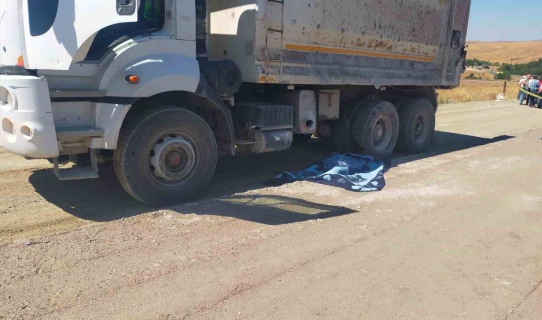 Sivas’ın İmranlı ilçesinde bir şantiye işçisi geri manevra yapan kamyonun