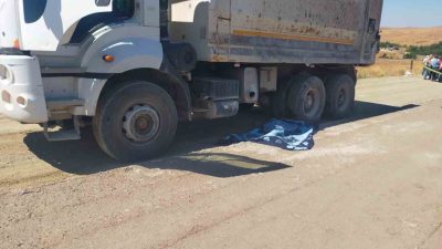 Sivas’ın İmranlı ilçesinde bir şantiye işçisi geri manevra yapan kamyonun