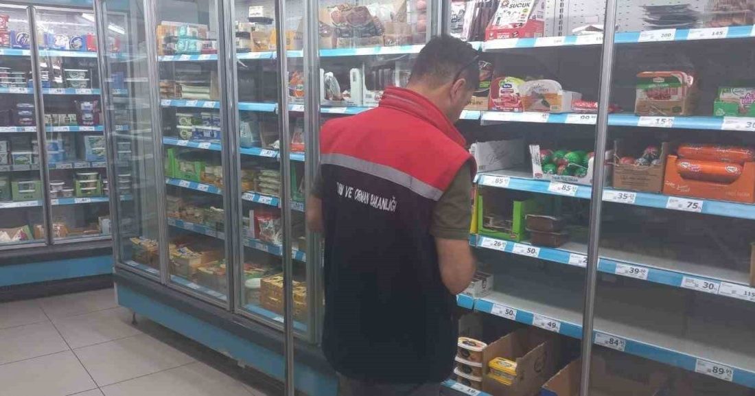 Erzurum’da gıda satıcılarına yönelik denetimler sürdürülüyor. Erzurum Valiliğince yapılan açıklamada,