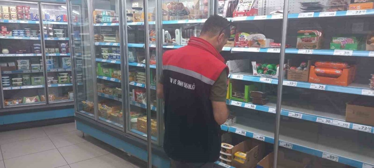 Erzurum’da gıda satıcılarına yönelik denetimler sürdürülüyor. Erzurum Valiliğince yapılan açıklamada,