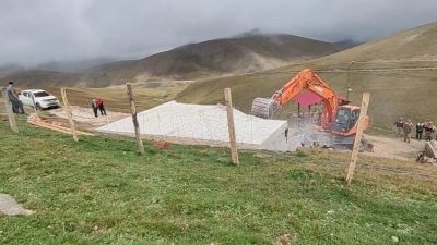 Gümüşhane’de yaylalardaki kaçak yapılaşmaya yönelik yıkım işlemleri sürüyor. İl Encümeni