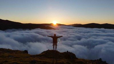 Gümüşhane’nin Karadeniz’e yakın zirvelerinde akşam saatlerinde oluşan sis denizi gün