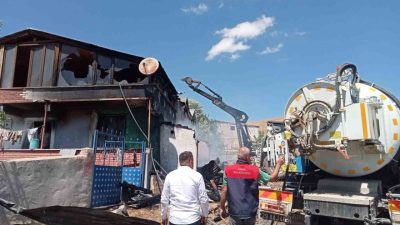 Gümüşhane’de sobadan çıkan yangında 2 katlı ev kullanılamaz hale geldi.