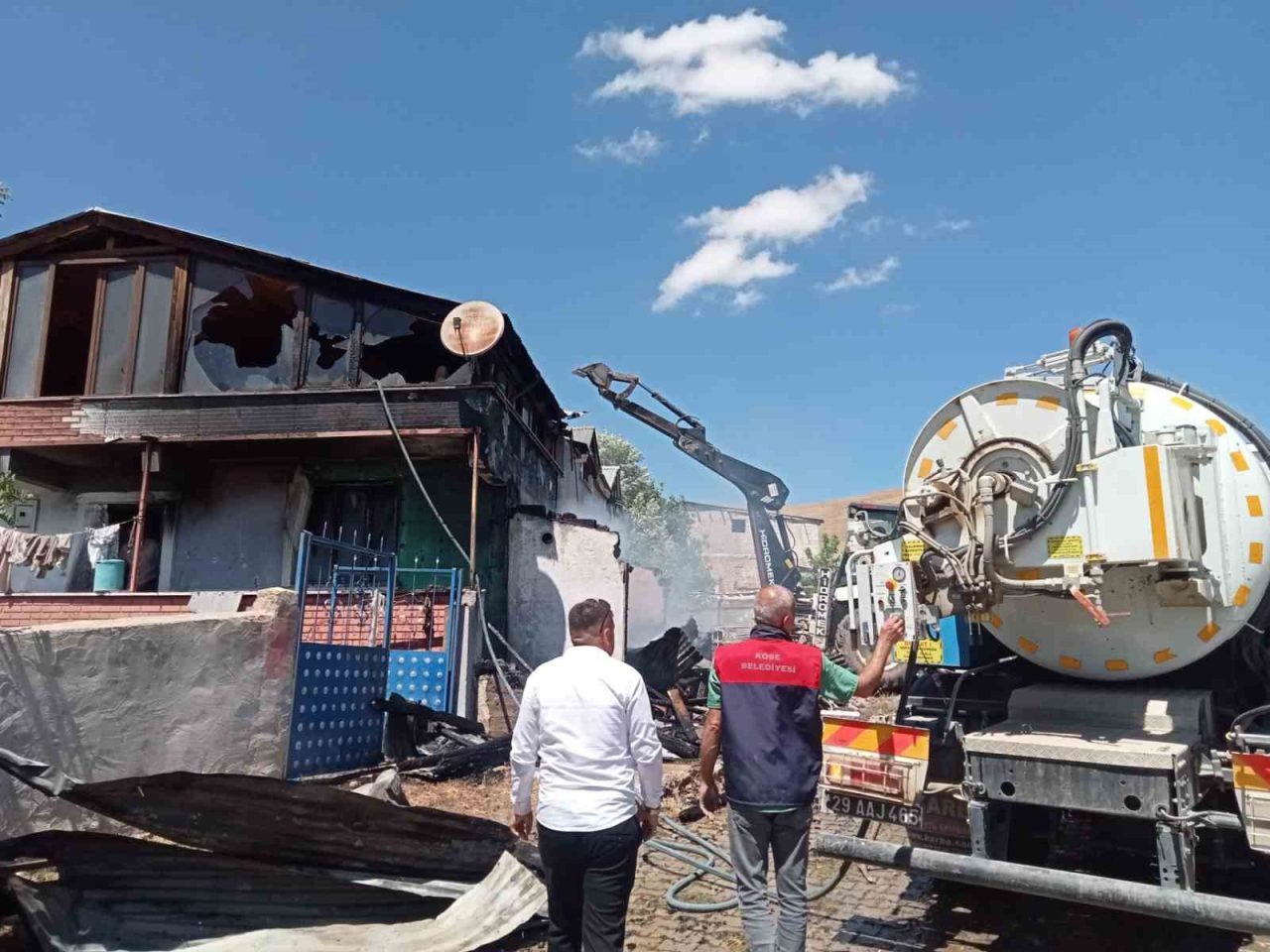 Gümüşhane’de sobadan çıkan yangında 2 katlı ev kullanılamaz hale geldi.