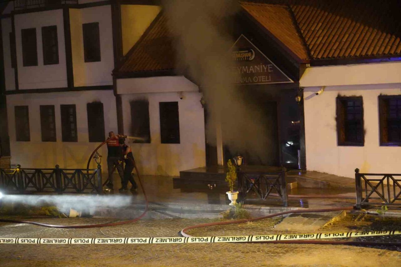 Gümüşhane’de bulunan bir otelde gece saatlerinde çıkan yangın paniğe neden