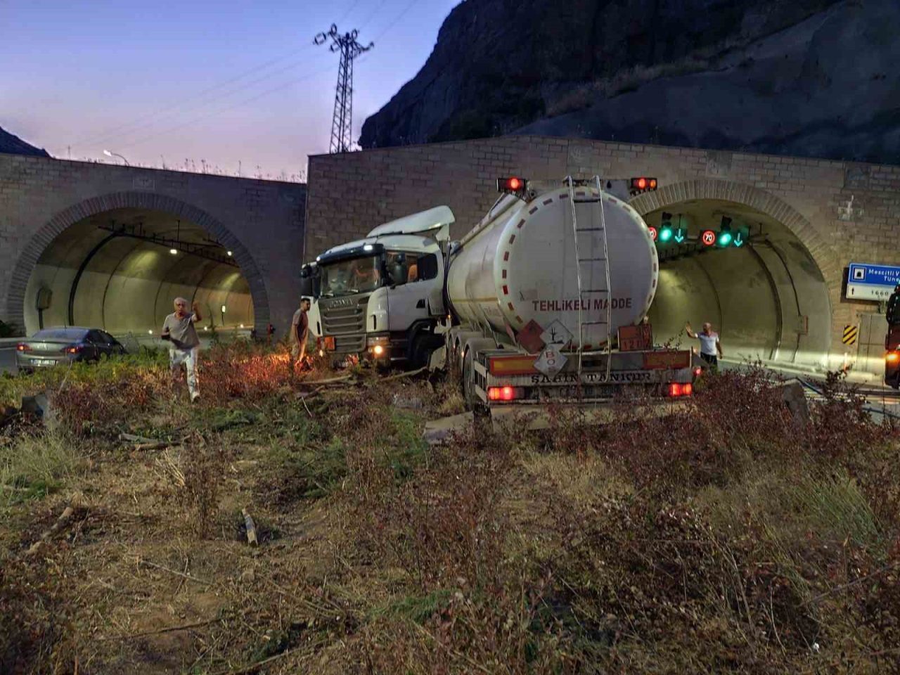 Gümüşhane-Trabzon karayolu Mescitli Varyant Tüneli’nde iki aracın çarpışması sonucu 1