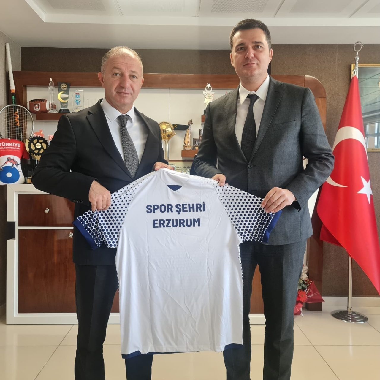 Erzurum Gençlik ve Spor İl Müdürü Levent Çakmur, kuruma nezaket