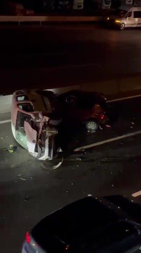 Kocaeli D100 Karayolu’nda lastiği patlayarak yolda duran otomobile hafif ticari