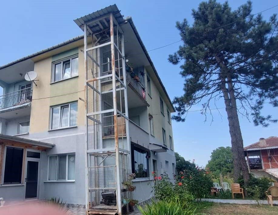 Sakarya’nın Akyazı ilçesinde içinde bulunduğu dış cephe asansörünün halatının kopması