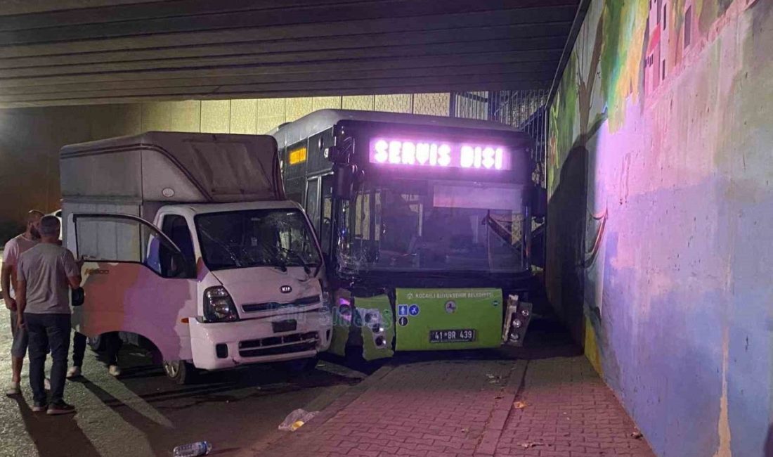 Kocaeli’nin Körfez ilçesinde servis dışı olan halk otobüsü ile kamyonetin