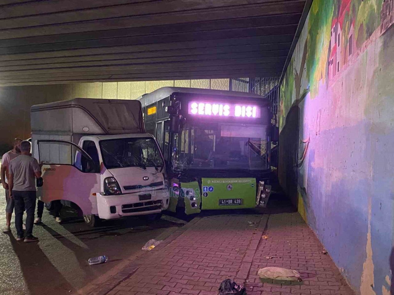 Kocaeli’nin Körfez ilçesinde servis dışı olan halk otobüsü ile kamyonetin