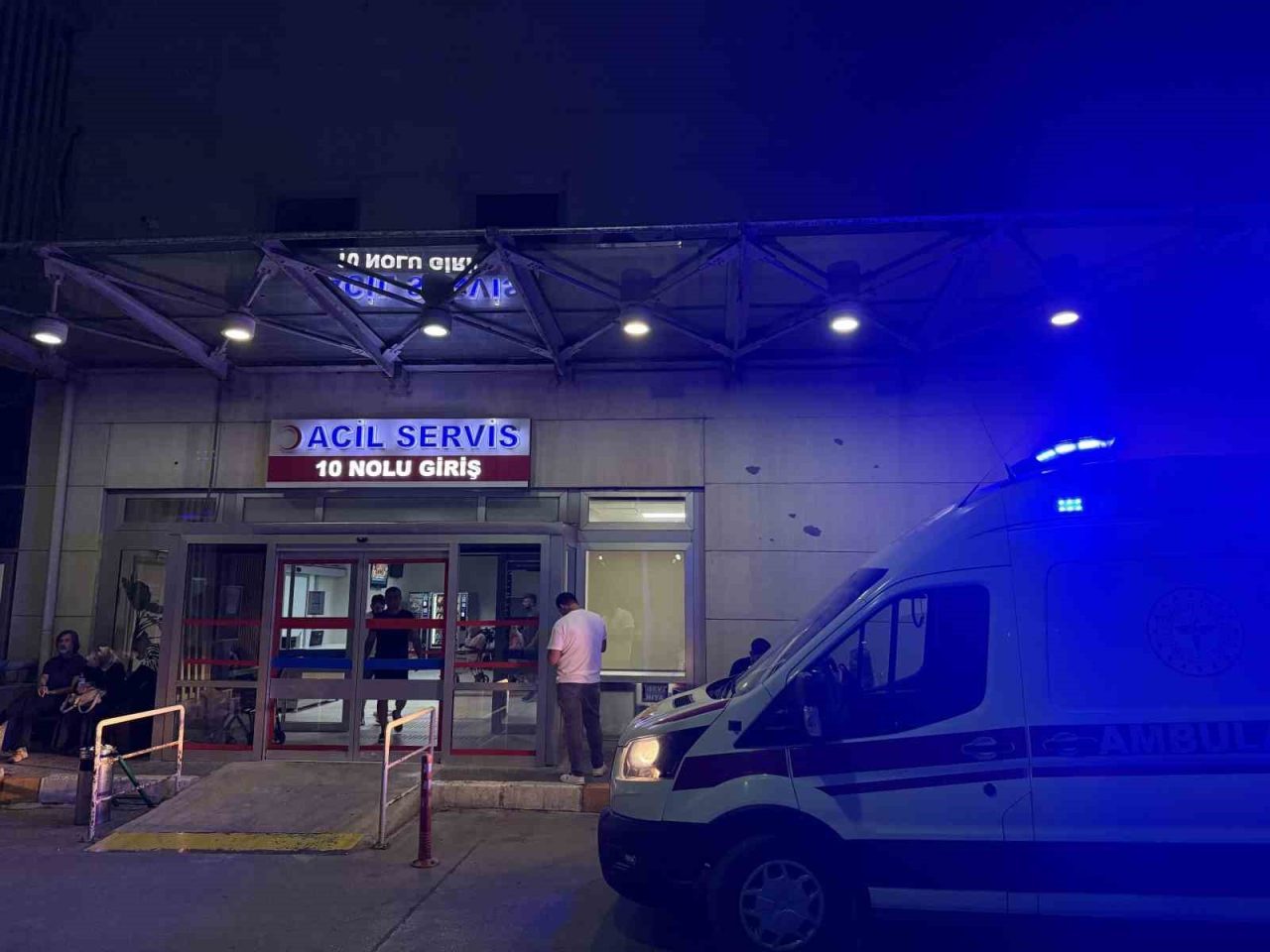 Sakarya’nın Adapazarı ilçesinde boşanma aşamasında olduğu eşini çalıştığı hastanede silahla