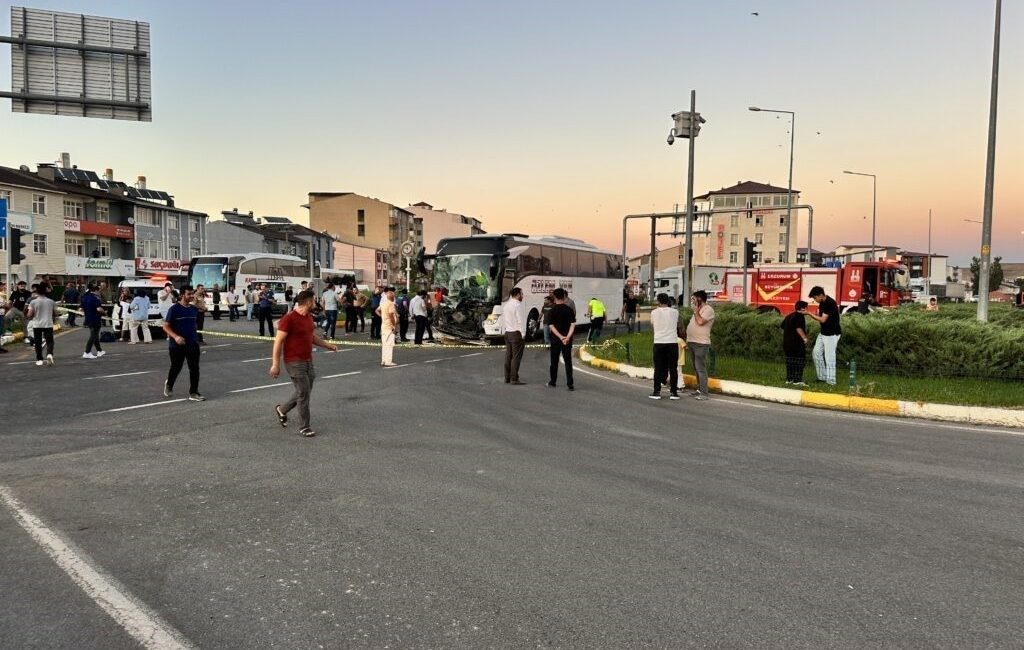 Erzurum’un Horasan ilçesinde yolcu otobüsü ile traktörün çarpışması sonucu 8