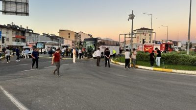Erzurum’un Horasan ilçesinde yolcu otobüsü ile traktörün çarpışması sonucu 8