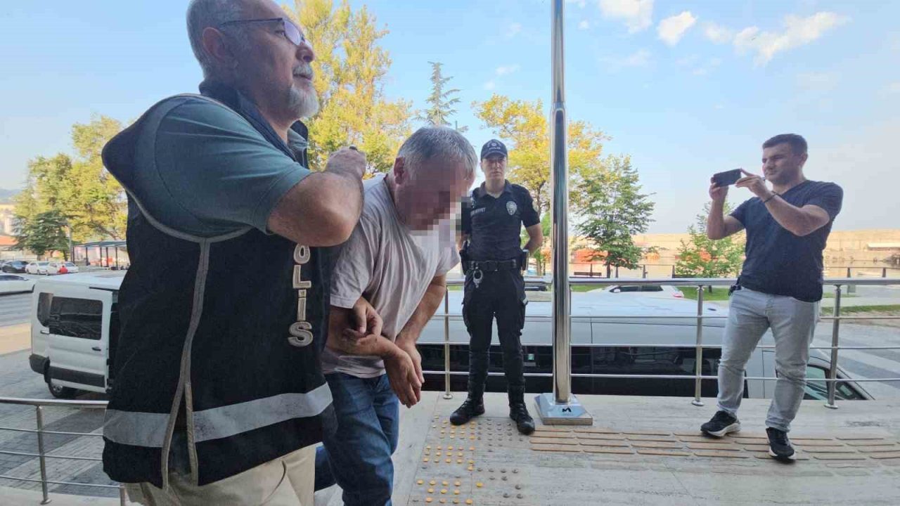 Zonguldak’ta 4 kişi, ilçe merkezinde gündüz vakti dedektörle define ararken
