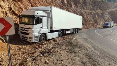 Erzincan’ın İliç ilçesinde virajı alamayan tır yoldan çıktı. Kaza, sabah