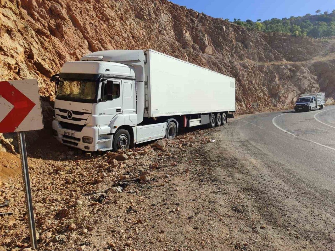 Erzincan’ın İliç ilçesinde virajı alamayan tır yoldan çıktı. Kaza, sabah