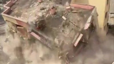 Hatay’ın Dörtyol ilçesinde bulunan 4 katlı bina, iş makinesinin dokunuşuyla