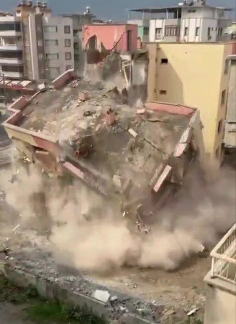 Hatay’ın Dörtyol ilçesinde bulunan 4 katlı bina, iş makinesinin dokunuşuyla