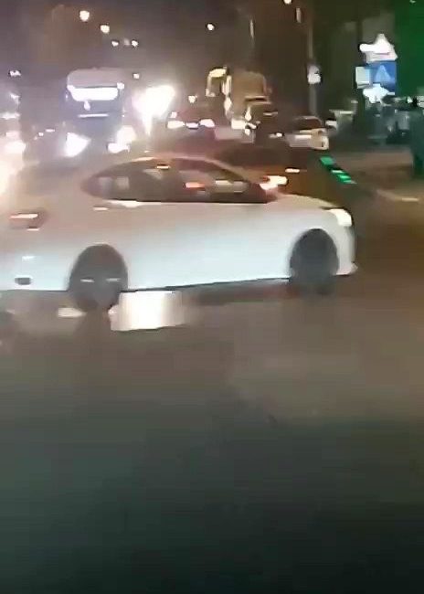 Kocaeli’nin Gebze ilçesinde işlek caddede “drift” yaparak trafiği tehlikeye düşüren