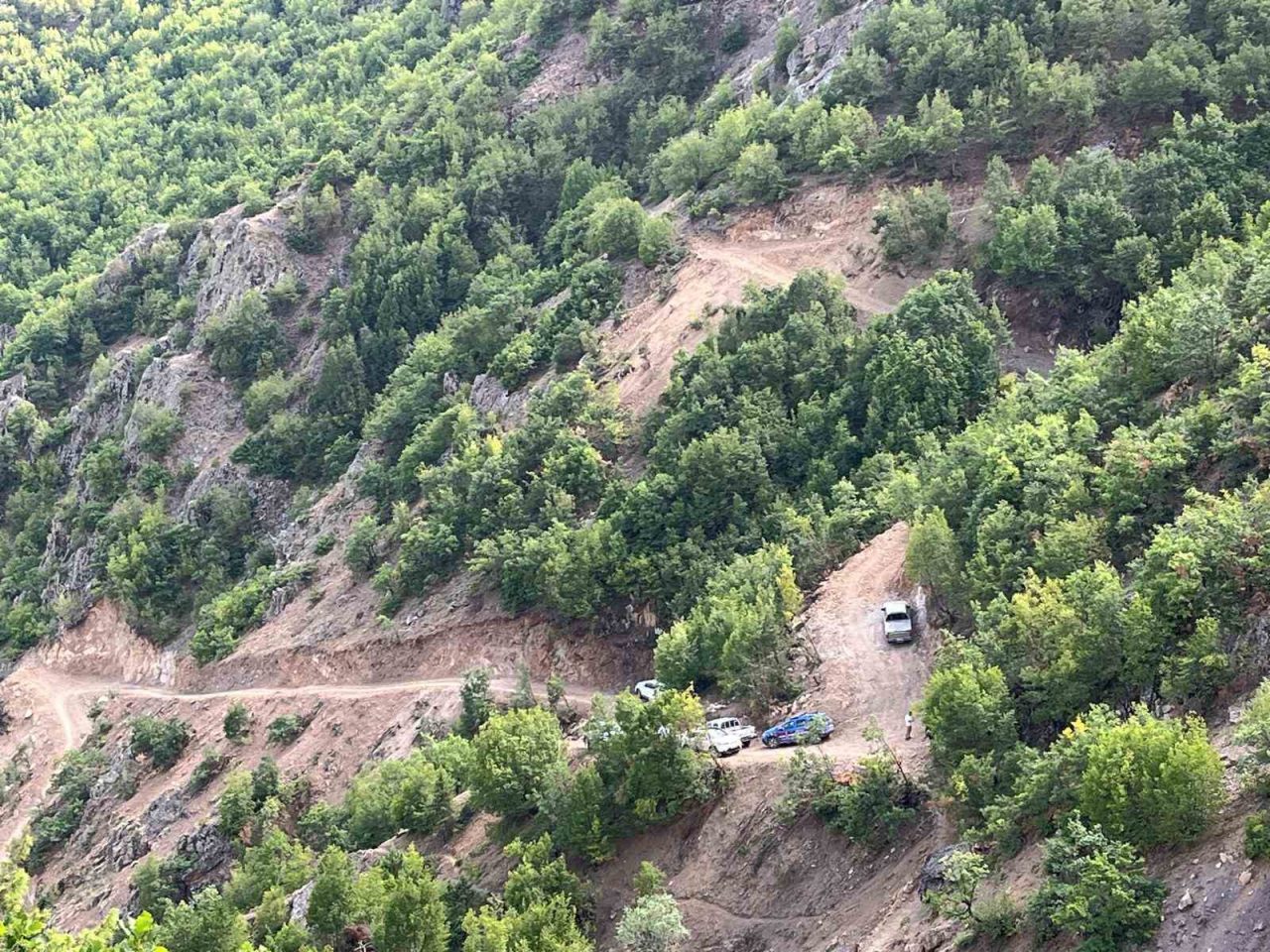 Erzurum’un İspir ilçesi Karakale Mahallesinde bitki örtüsü yangını korkuttu. Edinilen