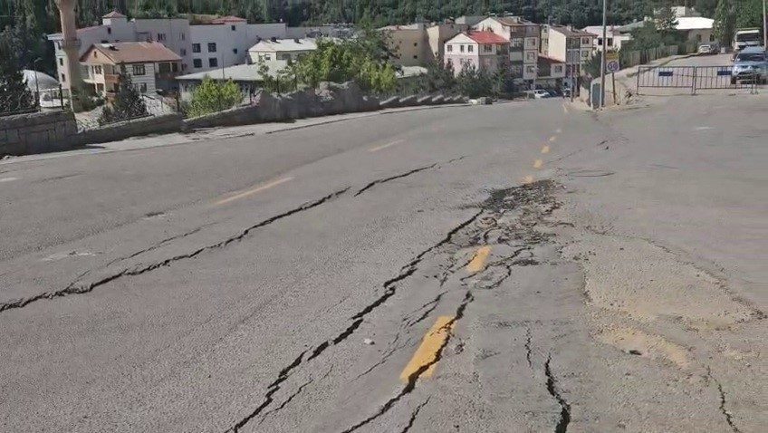 Erzurum’un İspir ilçesinde yaşanan heyelan paniğe neden oldu. Bölgede 70