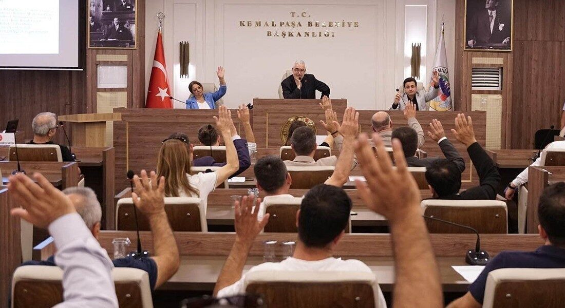 İzmir’in Kemalpaşa ilçesinde ağustos ayı belediye meclis toplantısında CHP’li Belediye