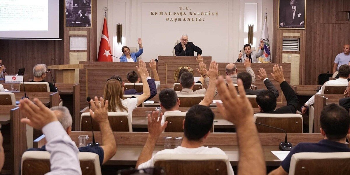 İzmir’in Kemalpaşa ilçesinde ağustos ayı belediye meclis toplantısında CHP’li Belediye