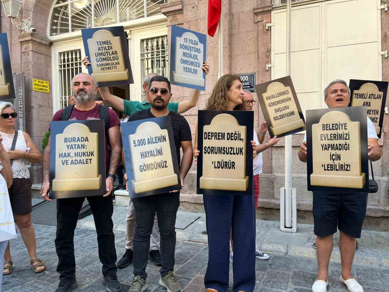 İzmir’de kentsel dönüşüm projelerindeki yolsuzluk ve yarım kalan inşaat iddiaları