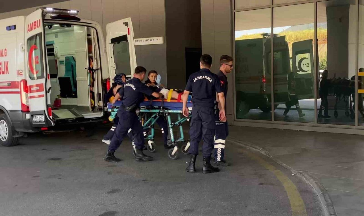 Kocaeli İl Göç İdaresi Müdürlüğü’nde görevli bir jandarma, meslektaşının tabancasından