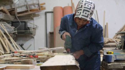 Erzincan’da 15 yıl önce kendi imkânıyla kurduğu işletmesinde sedir, şark