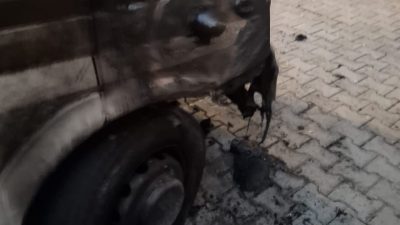 Kağızman’da park halindeki pikap, alev alev yandı. Kars’ın Kağızman ilçesi