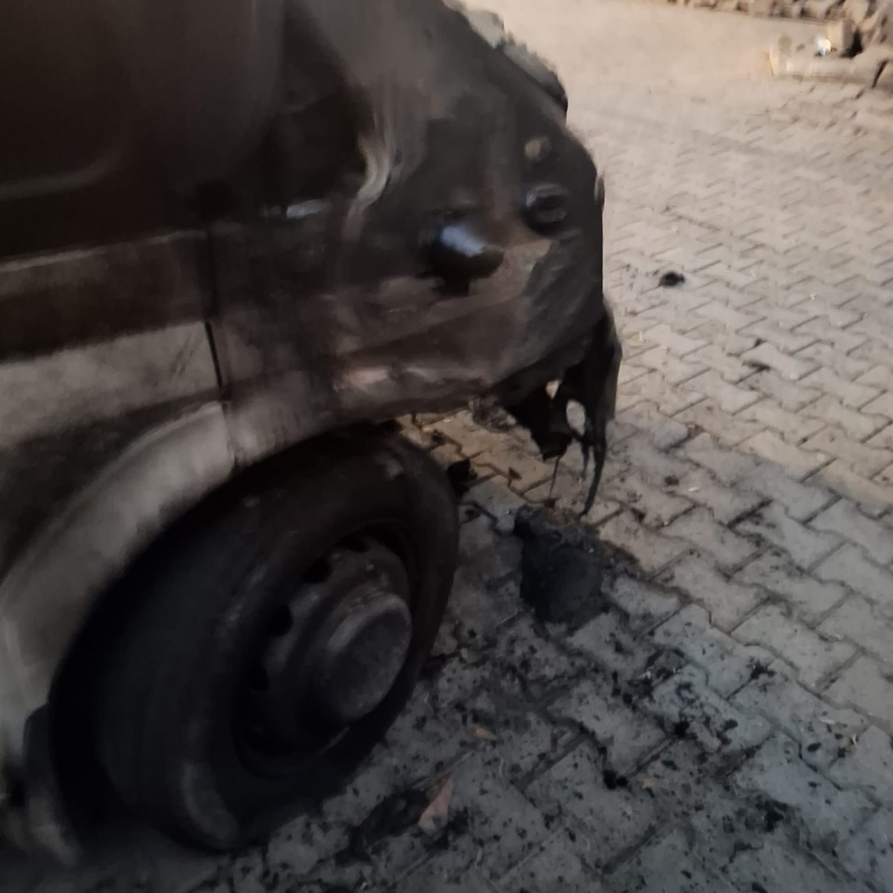 Kağızman’da park halindeki pikap, alev alev yandı. Kars’ın Kağızman ilçesi