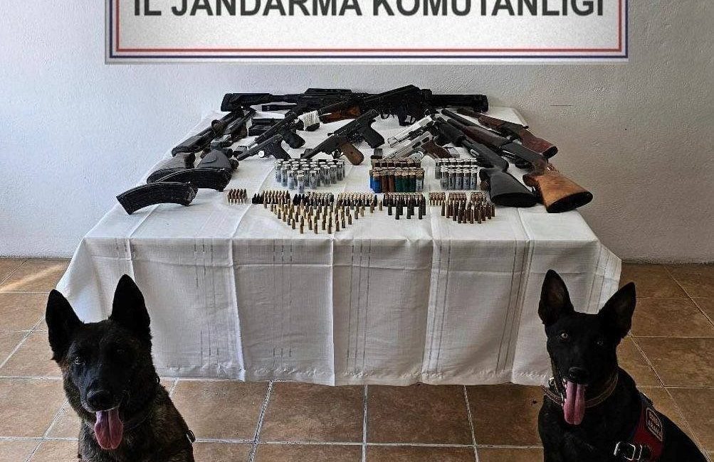 Kars Kağızman’da çok sayıda silah ve mühimmat ele geçirildi. Kars
