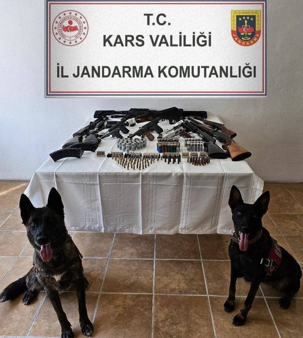 Kars Kağızman’da çok sayıda silah ve mühimmat ele geçirildi. Kars