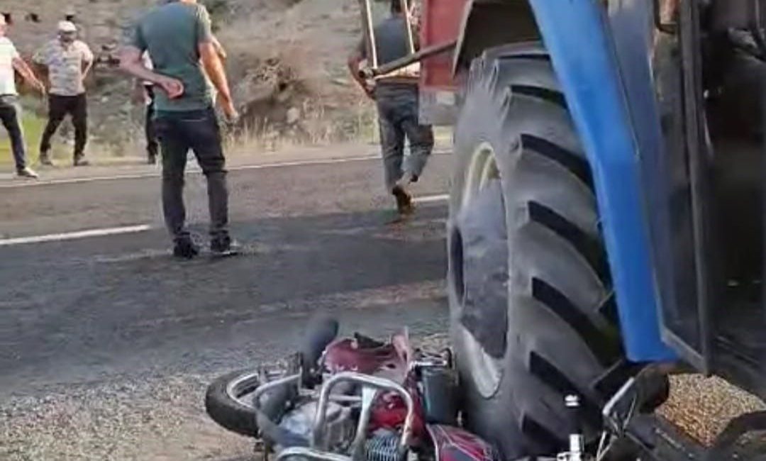 Kağızman’da traktör ile motosiklet çarpıştı. Feci kazada motosiklet sürücüsü hayatını