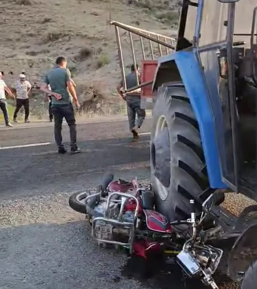 Kağızman’da traktör ile motosiklet çarpıştı. Feci kazada motosiklet sürücüsü hayatını