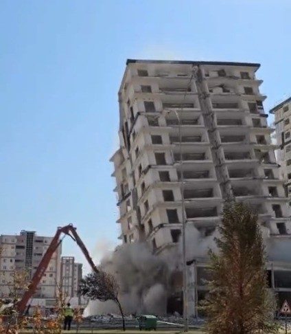 Kahramanmaraş merkezli 6 Şubat depremlerinde hasar alan bir binanın kontrollü