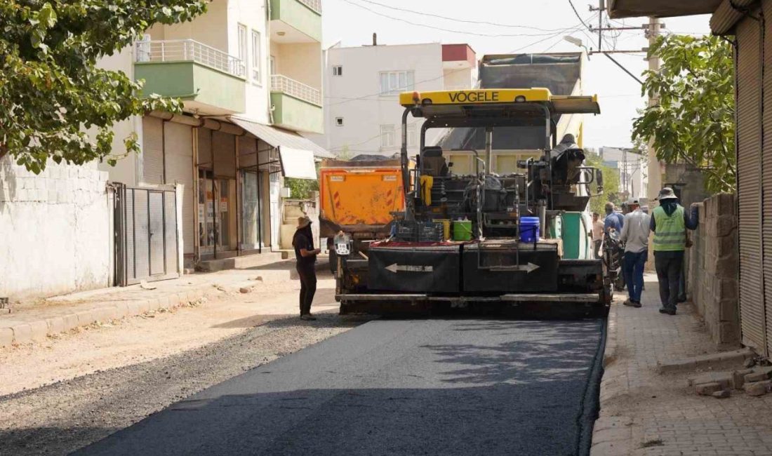 Adıyaman’ın Kahta ilçe Belediyesi sıcak asfalt çalışmalarıyla yolları yenileyerek ilçenin
