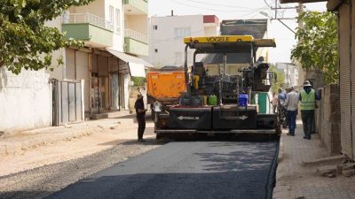 Adıyaman’ın Kahta ilçe Belediyesi sıcak asfalt çalışmalarıyla yolları yenileyerek ilçenin